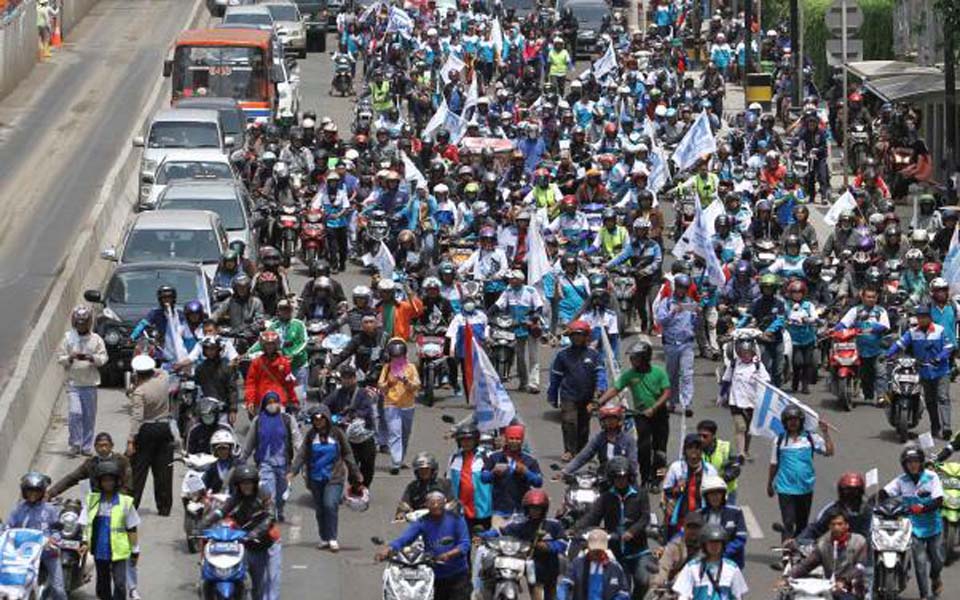 Workers march to Hotel Indonesia traffic circle (kompas)