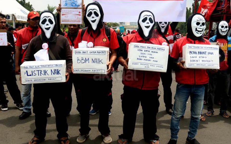 Workers protest against price rises in front of State Palace (Aktual)