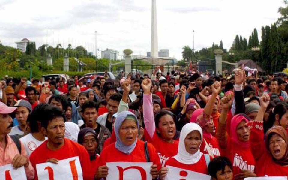 Activists from Kasum protest outside Muchdi Purwopranjono trial (Viva)