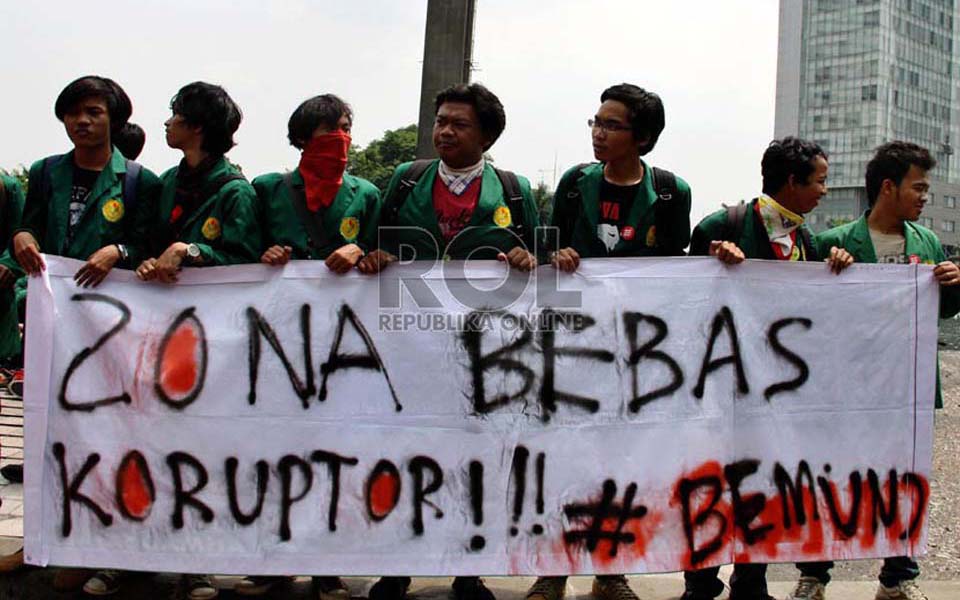 Anti-corruption activists hold rally at Hotel Indonesia traffic circle in Jakarta (Republika)