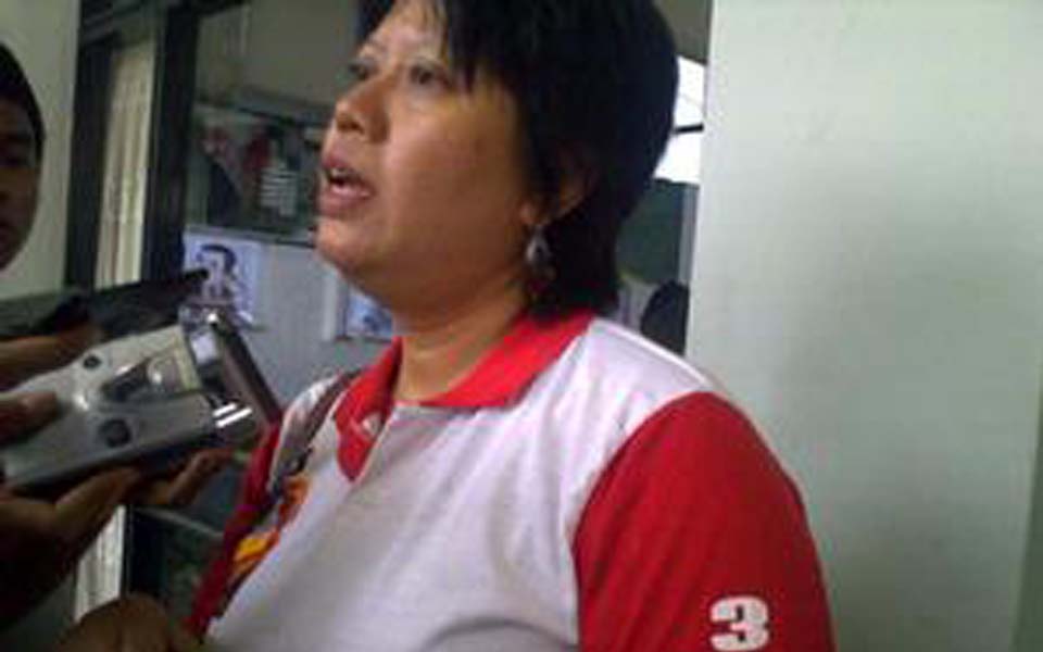 Dita Sari speaks to reporters about Relewan BBM - June 6, 2009 (jusufkallapresidenku)