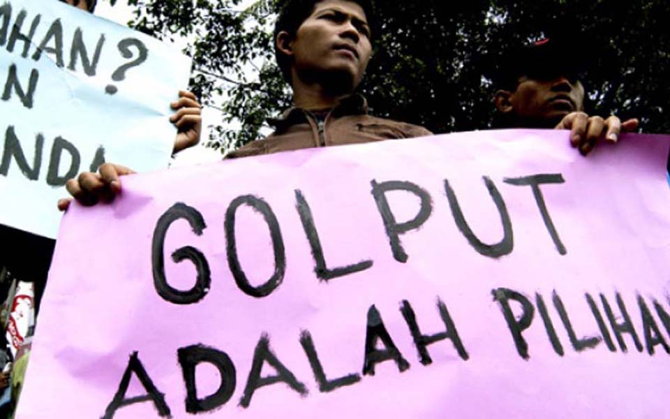 Placard reads 'My Choice is Golput' (Tempo)