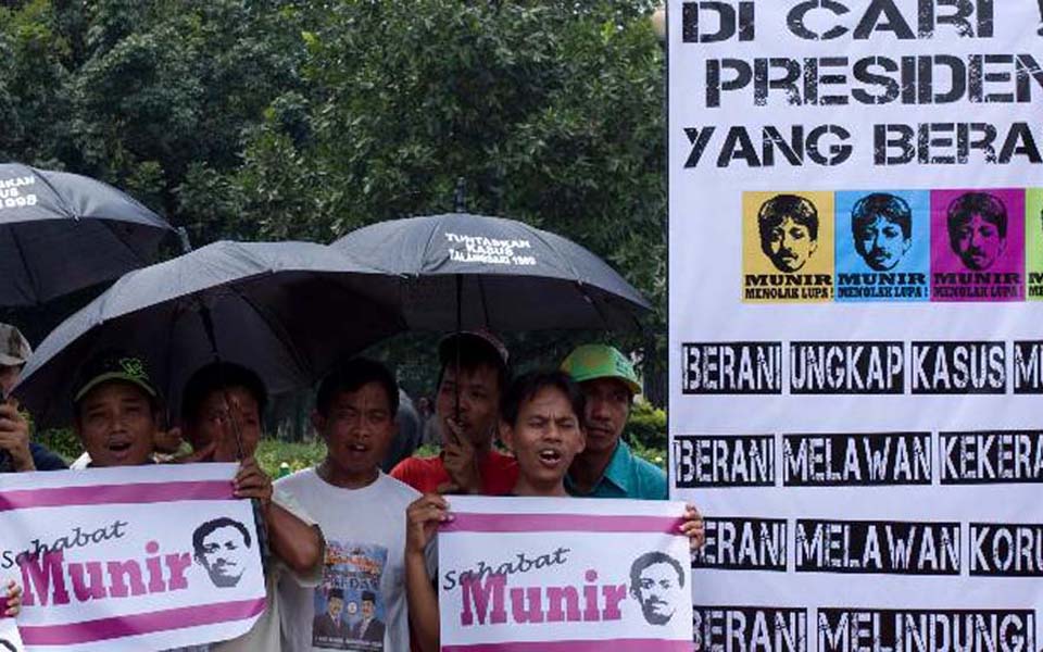 Protesters call for president to solve Munir case (Viva)