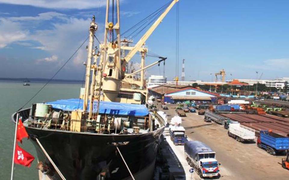 Ships being unloaded at Tanjung Perak port in Surabaya (Tribune)