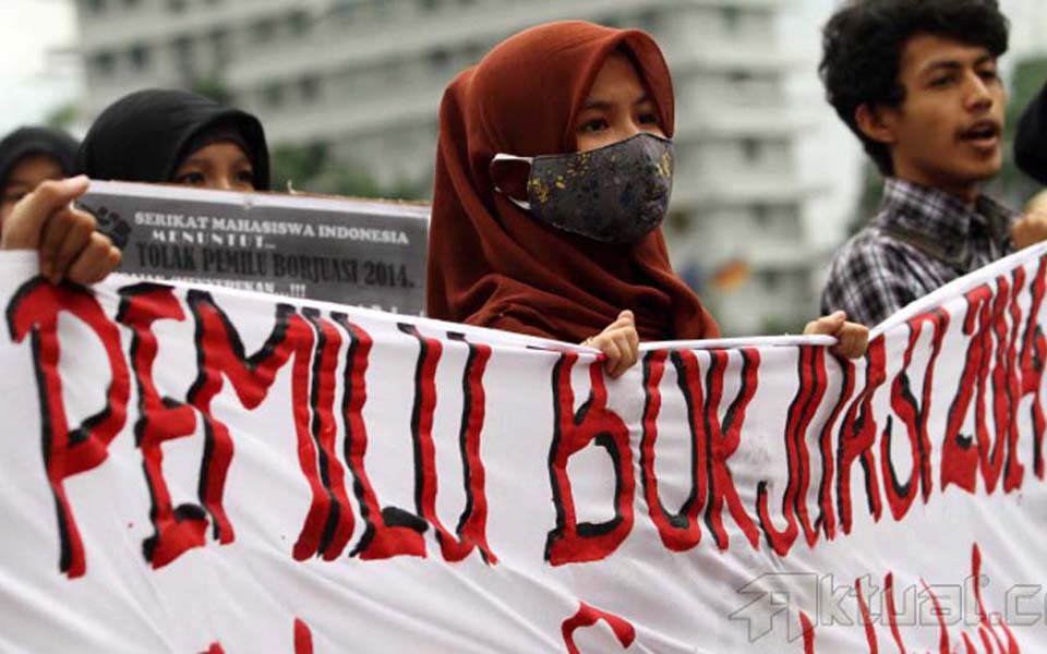 Students protest against bourgeois elections (Aktual)