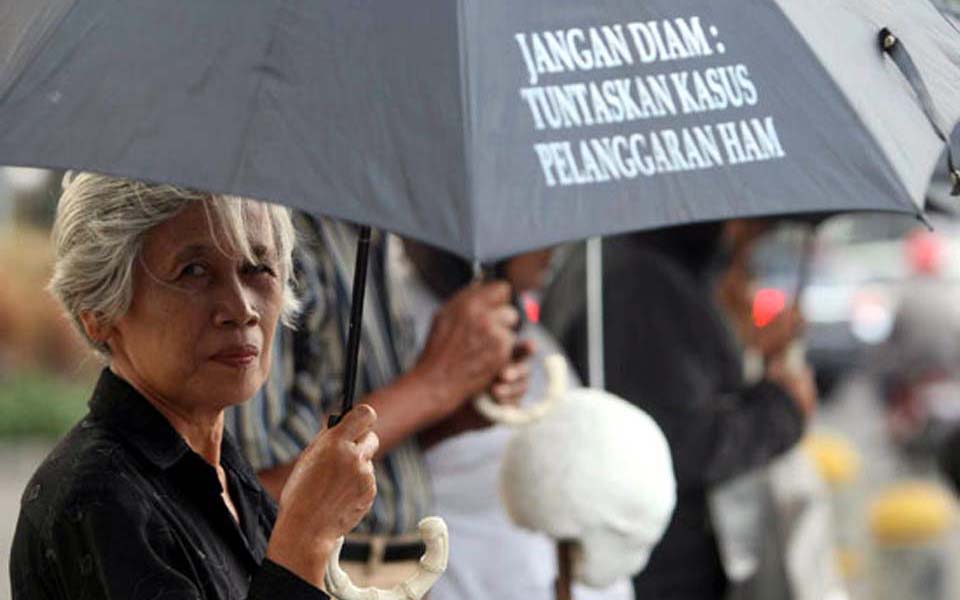 Thursday action in front of State Palace (dianparamita)