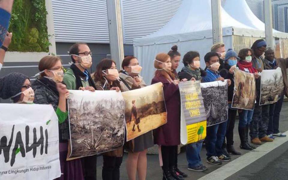 Walhi activists hold protest in Jakarta (Kompas)