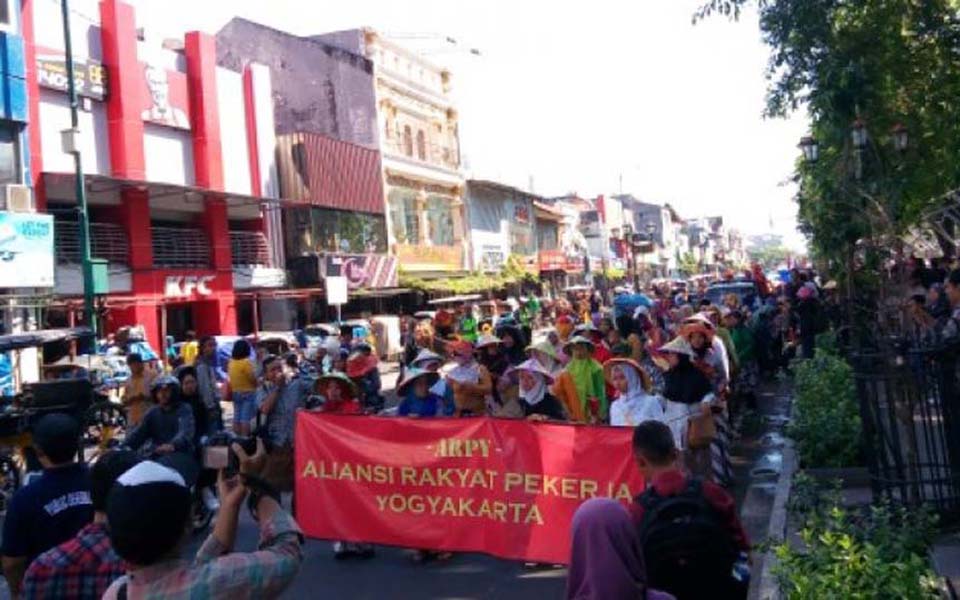 Workers commemorate May Day with long-march in Yogyakarta (Tribune)
