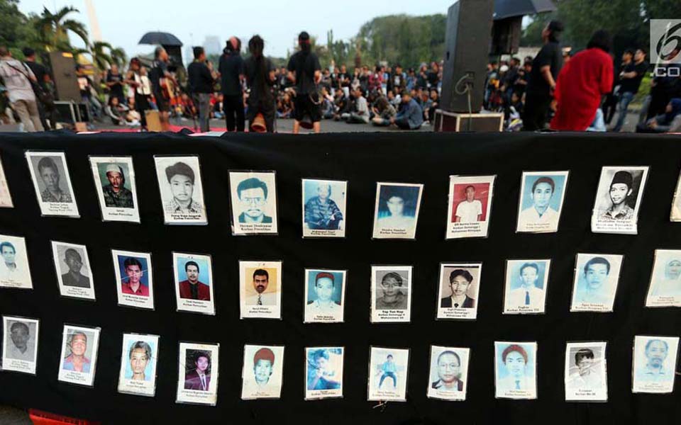 Activists display photos of victims of rights violations during Thursday action at State Palace (Liputan 6)