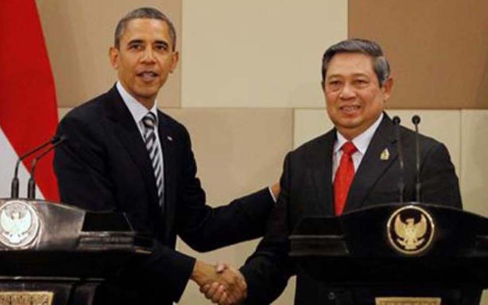 Barack Obama shakes hands with President Susilo Bambang Yudhoyono (Liputan)