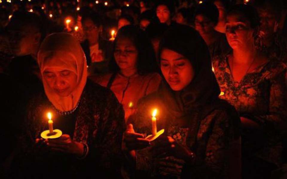 Candle lit vigil for religious tolerance (Selalu Indah)