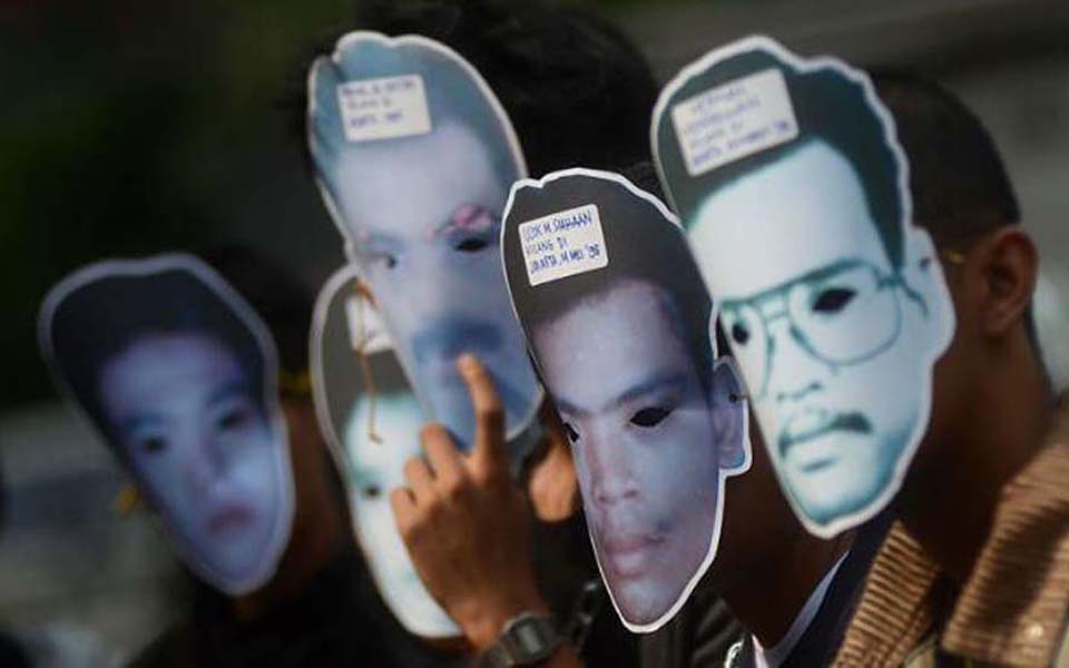 IKOHI activists hold action at UN office in Jakarta (Viva)