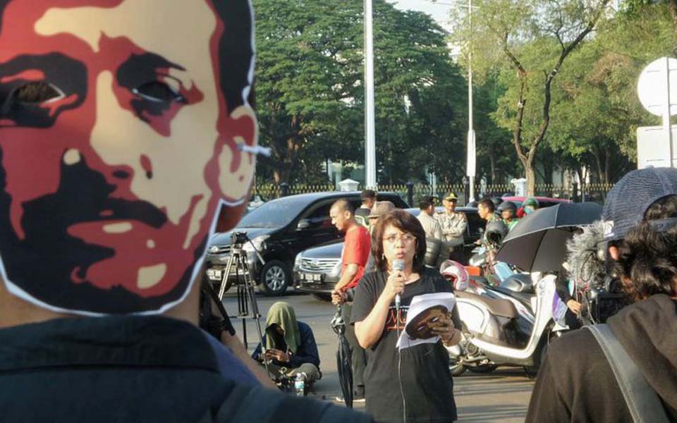 Munir's wife Suciwati reads a letter at Thursday action (Kompas)