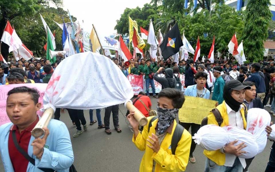 Protest against electricity rate hike at State Palace (Merdeka)