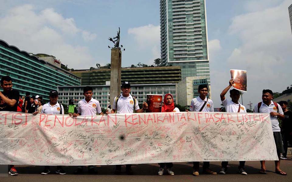 Protest against electricity rate hike in Jakarta (Liputan 6)