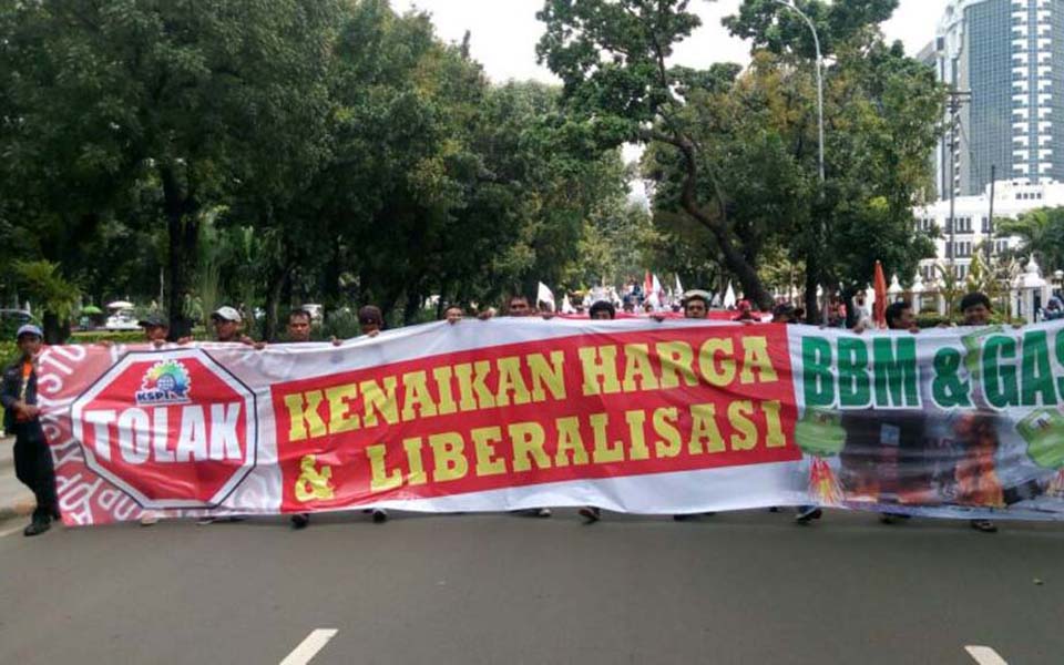 Protest against rise in fuel and LPG prices (Koran Perdjoeangan)