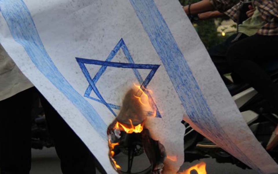 Protesters burn Israeli flag (Ahlulbait Indonesia)