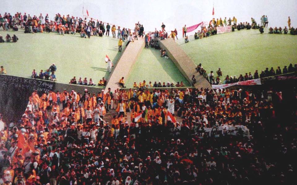 Students protesters occupy parliament building in May 1998