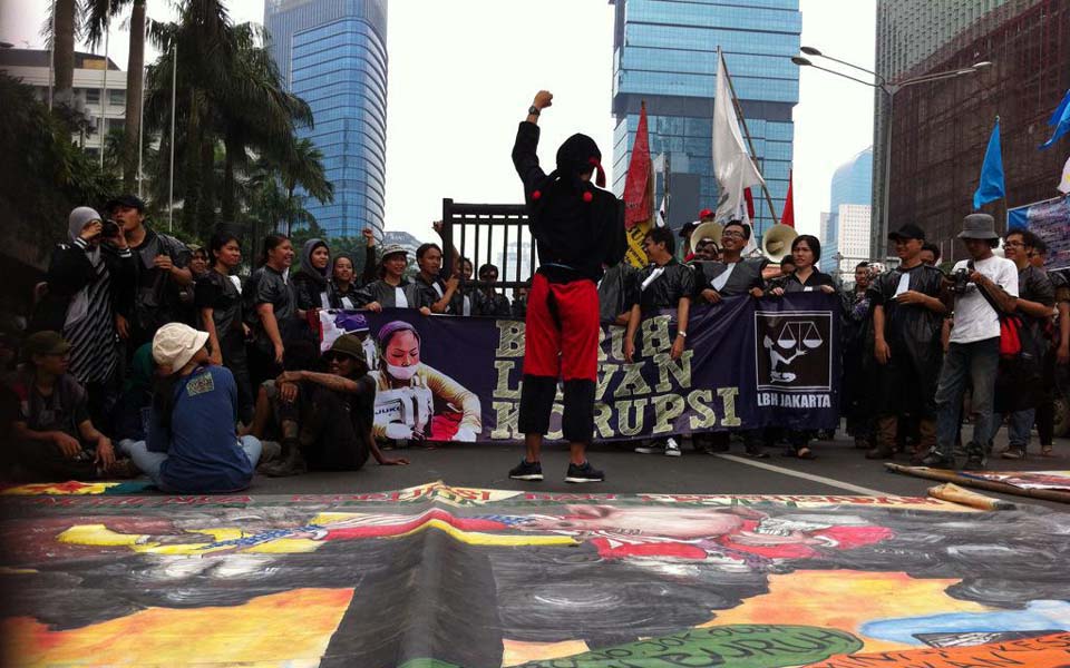 Workers bring giant rat to May Day commemoration in Jakarta (Bantuan Hukum)