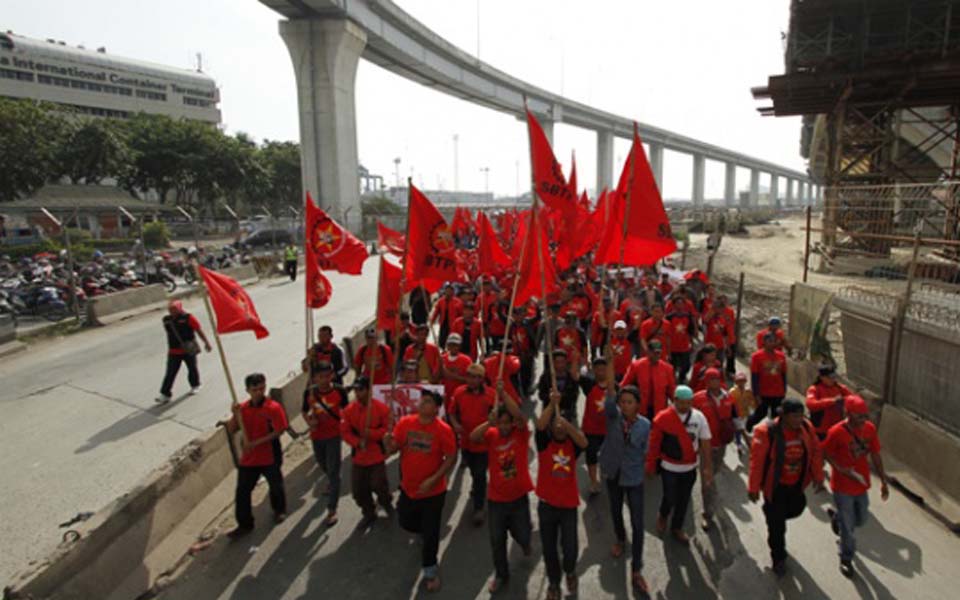 Workers commemorate May Day with rally in front of Tanjung Priok port (Tempo)