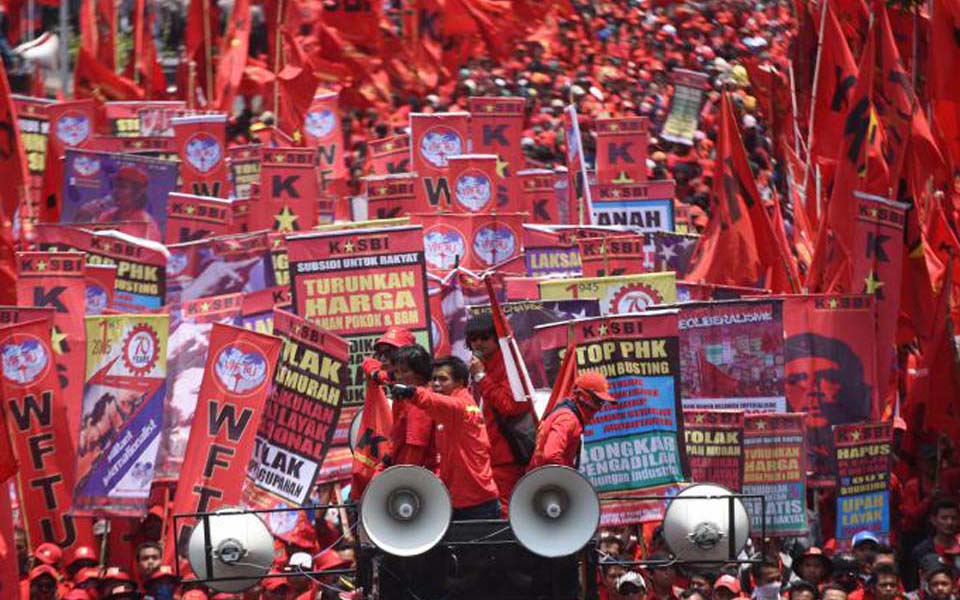 Workers rally on Jl. Merdeka in Jakarta (Actual)