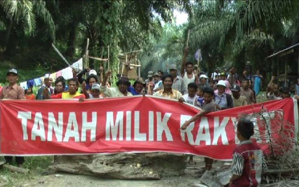 Banner reads 'The Land Belongs to the People' (Teras Sulbar)