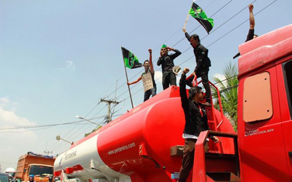 Cirebon Students hijack fuel truck (Sindo)