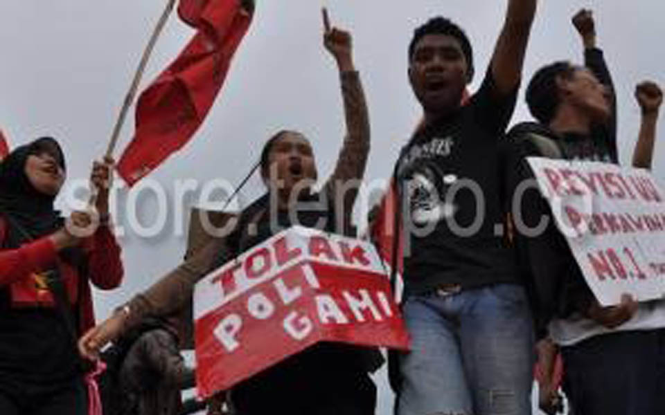 IWD rally at Losari Beach in Makassar - March 8, 2011 (Tempo)