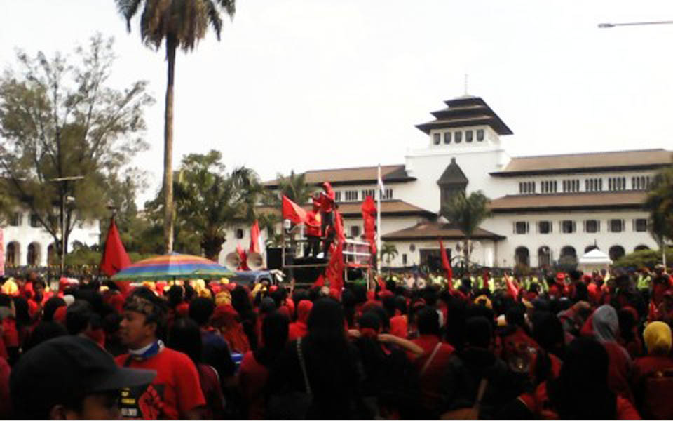 KASBI workers rally at Governor's office in Bandung (Metro TV News)