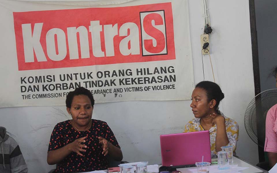 Kontras Papua coordinator Olga Hamadi (right) with family member of victim (Jubi)