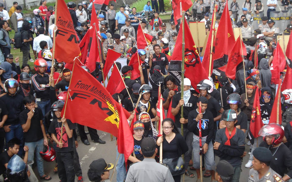 Makassar workers rally at Sultan Hasanuddin International Airport (bustamin)