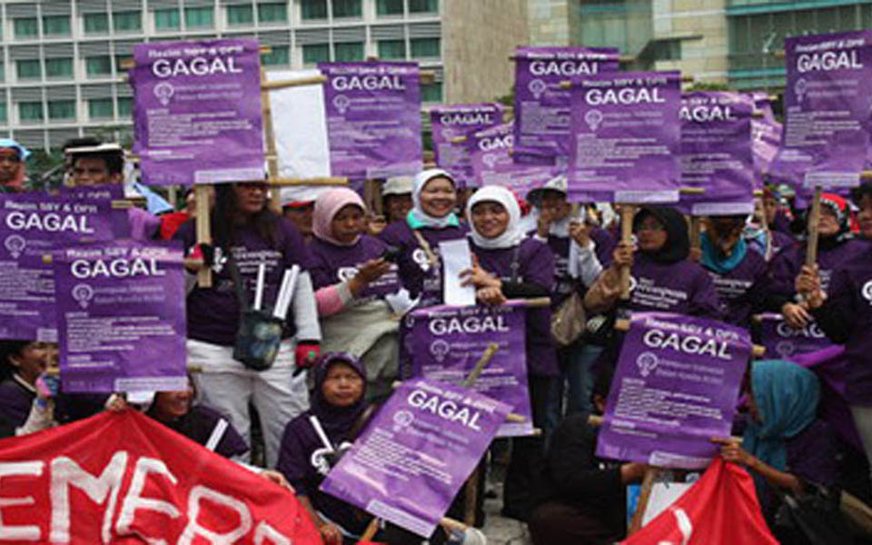 Muslim women from HTI protest on IWD at Hotel Indonesia traffic circle - March 8, 2011 (Okezone)