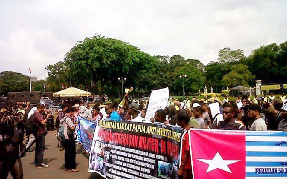 Papuans independence rally in front of State Palace - December 1, 2011 (Tribune)