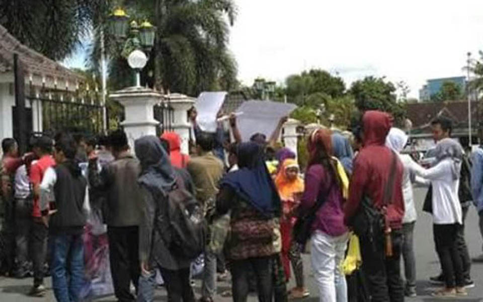 Parangkusumo residents gather in front of Bantul regents office (Merdeka)