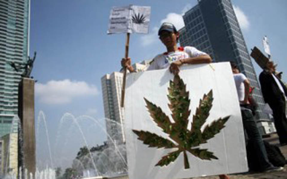 Pro-marijuana activists hold rally at Hotel Indonesia traffic circle - May 1, 2011 (Tribune)