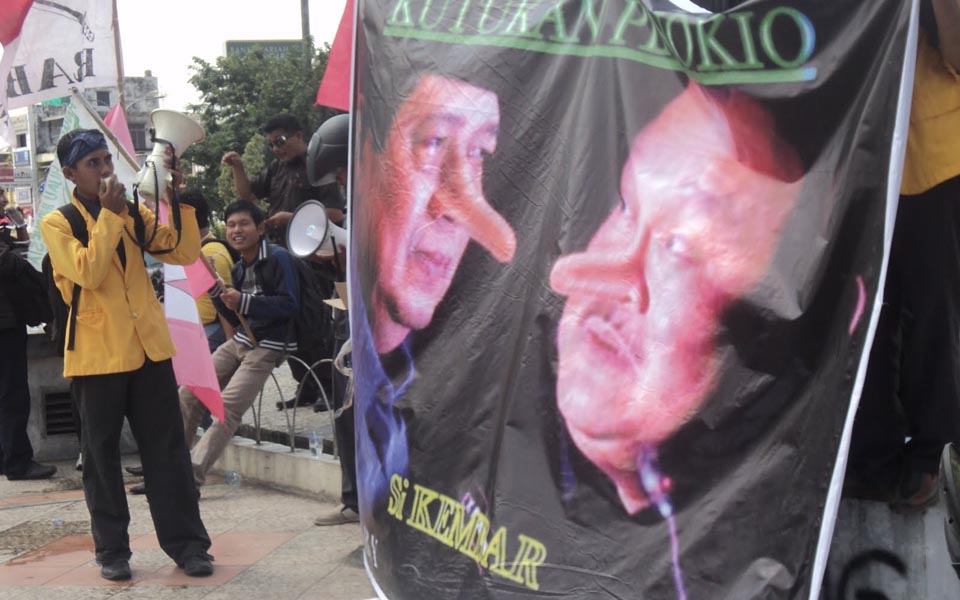 Student protest against SBY-Boediono government (4.bp)