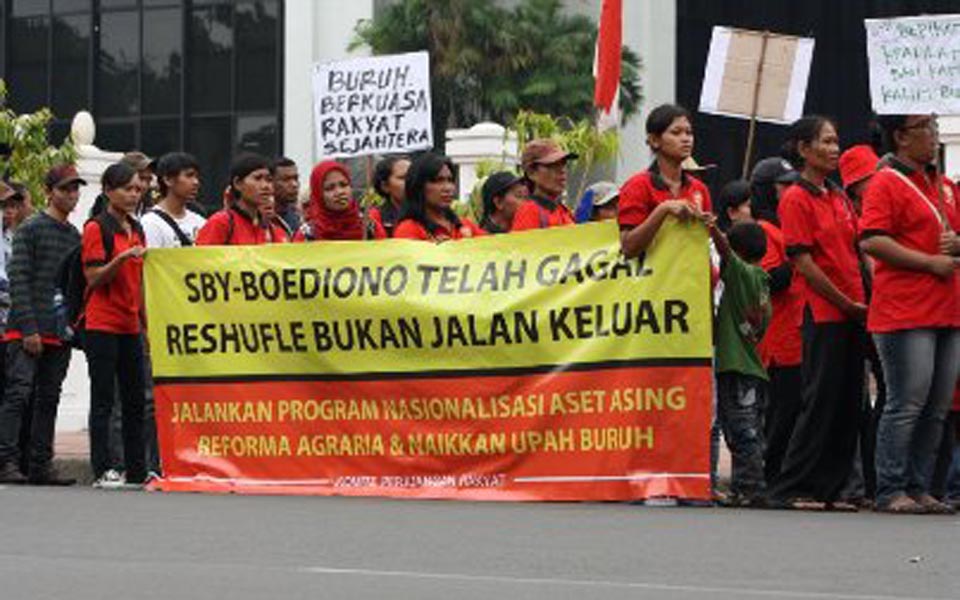 Student protest marks 2nd year of SBY-Boediono government (Central SPKAJ)