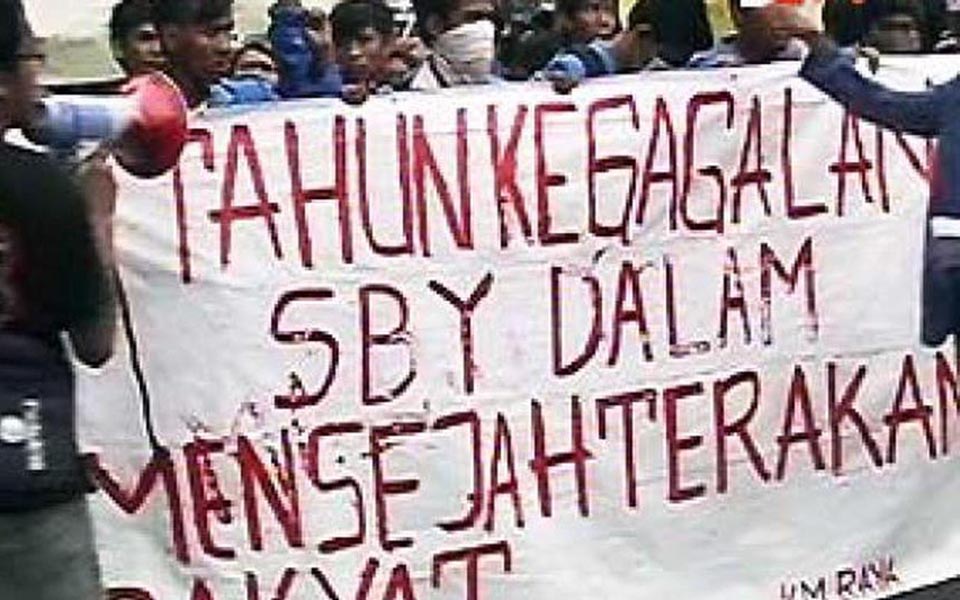 Students protest calling for SBY-Boediono to resign - October 20, 2011 (Liputan 6)