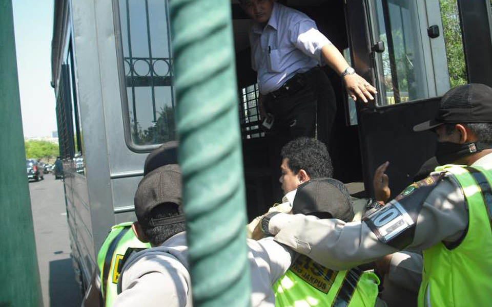 Suryanta Ginting being arrested in front of State Palace - August 2, 2011 (WPM)