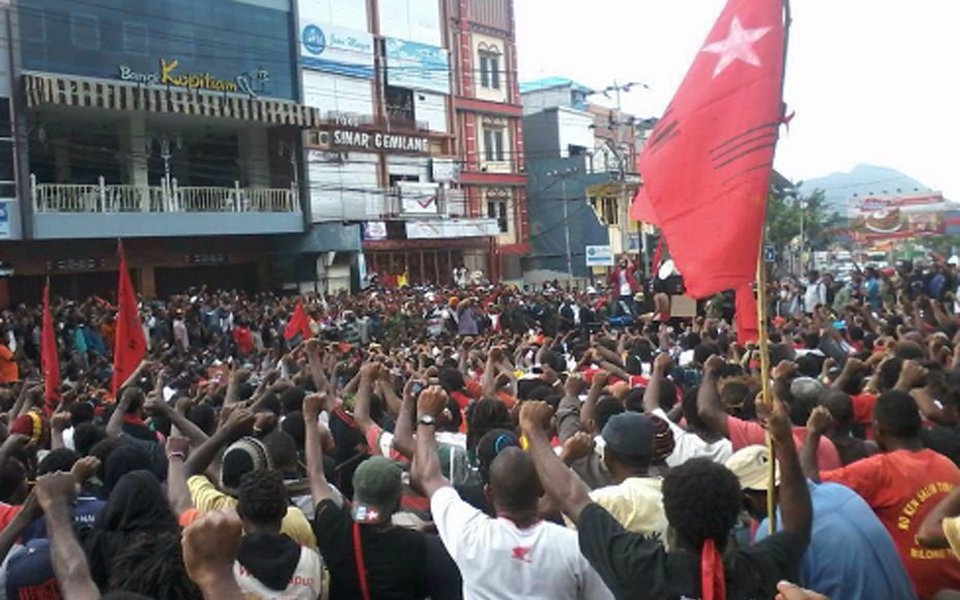 West Papuan protesters in Jayapura demand referendum (Tabloid Wani)
