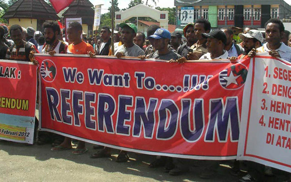 West Papuan protesters in Jayapura demand referendum (Tempo)