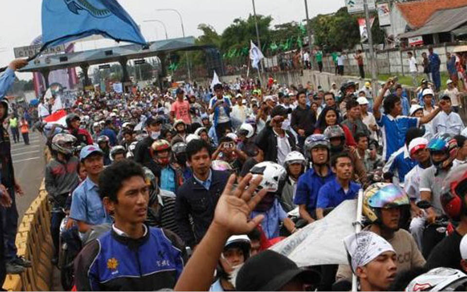 Workers block access to Sukarno-Hatta International Airport (Berita Trans)