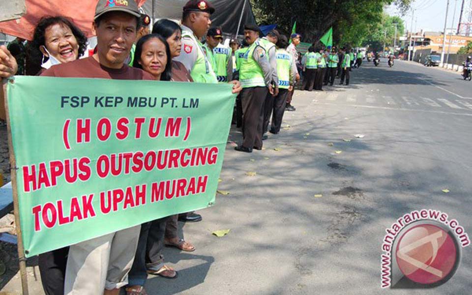 Acehnese workers rally against low wages and outsourcing (Antara)