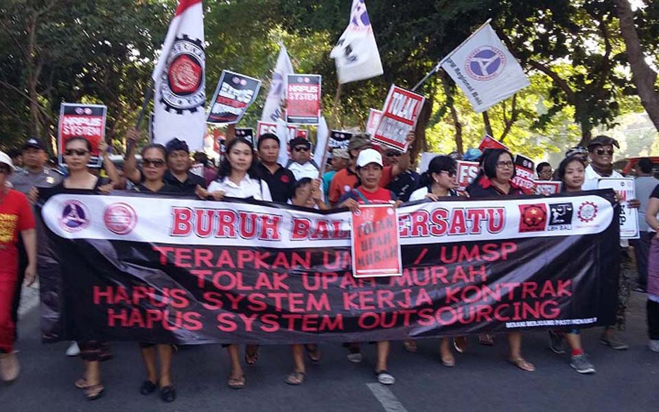 Balinese workers reject low wages on May Day (Okezone)