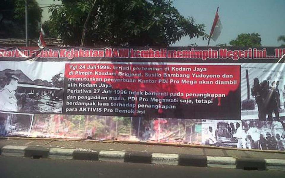 Banner commemorating July 27 tragedy in front of PDI-P headquarters in Jakarta - July 27, 2012 (Tribune)