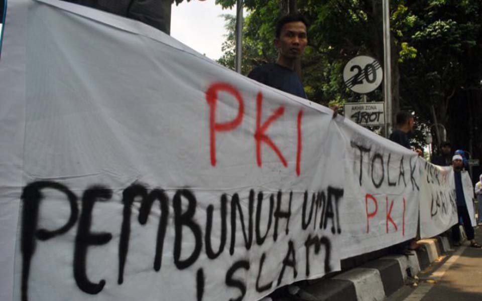 Banners read 'PKI killers of Islamic Community, Reject the PKI' (Nusantara News)
