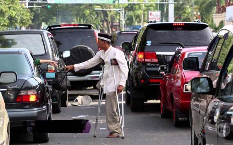 Man begs for money from Jakarta motorists (Tribune)