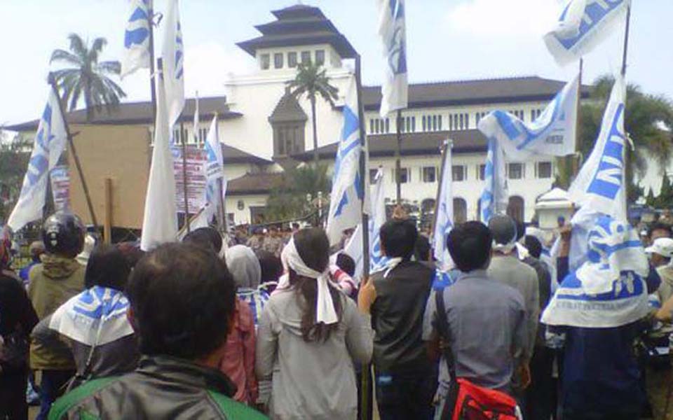 May Day rally in front of governor's office in Bandung - May 1, 2012 (Merdeka)
