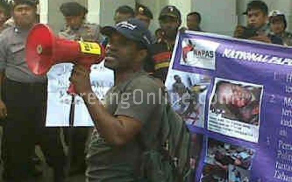 NAPAS activist protest in front of Merdeka Building in Bandung - July 5, 2012 (Soreang Online)