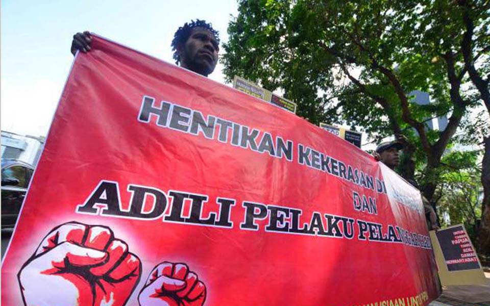 Napas protest at State Palace in Jakarta - July 3, 2012 (Merdeka).jpg